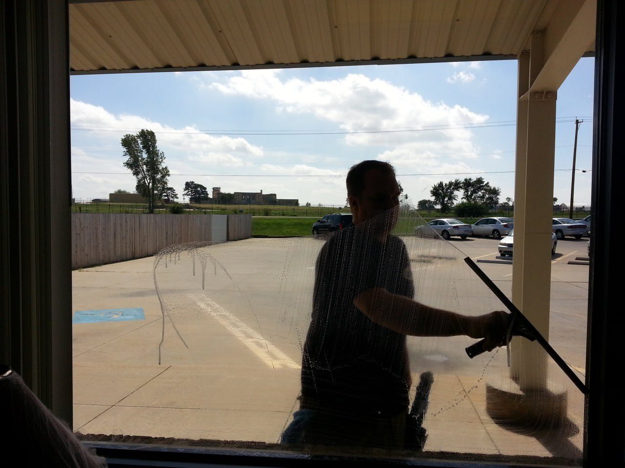 Window cleaner scrubbing from inside